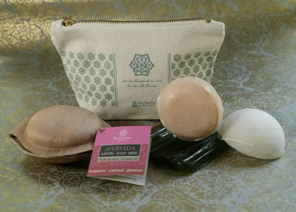 Coffrets et boîtes - TROUSSE CADEAU BIEN-ÊTRE KONJAC ET AYURVÉDA - SOIN RÉGÉNÉRANT - KARAWAN AUTHENTIC