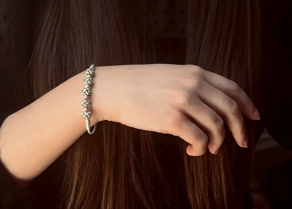 Bracelets - BRACELET 5 NOEUDS BLANCS - ARGENT ET ARGENT OXYDÉ - FAIT MAIN - HOMME & FEMME - KARAWAN AUTHENTIC