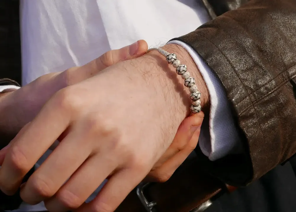 Bracelets - BRACELET 5 NOEUDS BLANCS - ARGENT ET ARGENT OXYDÉ - FAIT MAIN - HOMME & FEMME - KARAWAN AUTHENTIC