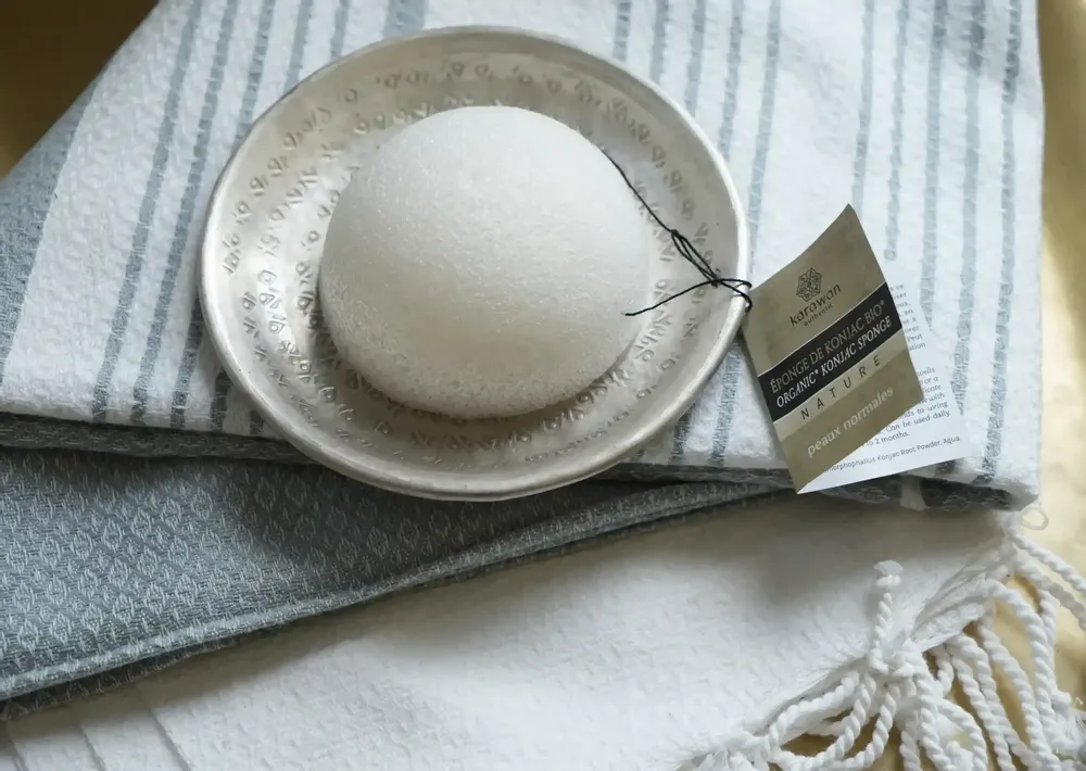 Cosmétiques - EPONGE DE KONJAC BIOLOGIQUE NATURELLE - EN BOÎTE - KARAWAN AUTHENTIC
