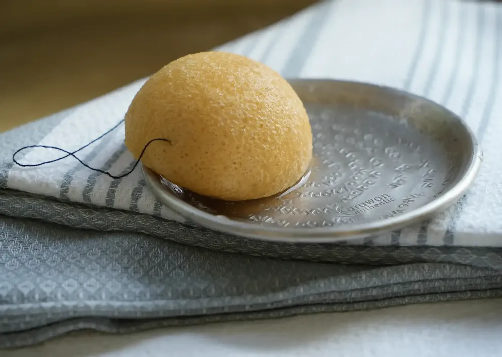 Cosmétiques - EPONGE DE KONJAC BIOLOGIQUE ENRICHIE AU CURCUMA - EN BOÎTE - KARAWAN AUTHENTIC