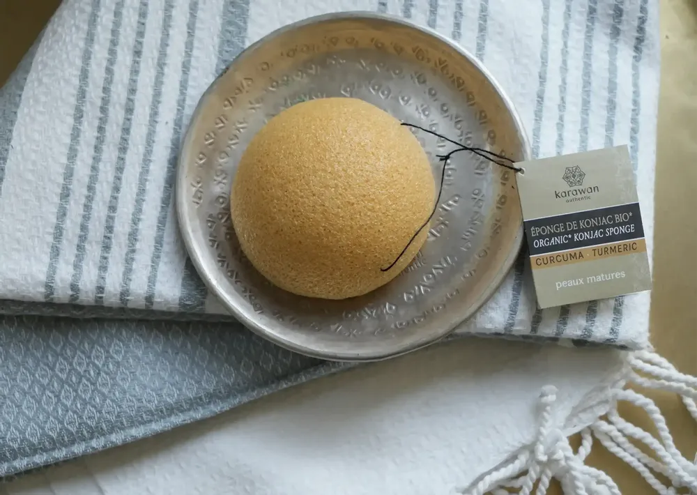 Cosmétiques - EPONGE DE KONJAC BIOLOGIQUE ENRICHIE AU CURCUMA - EN BOÎTE - KARAWAN AUTHENTIC