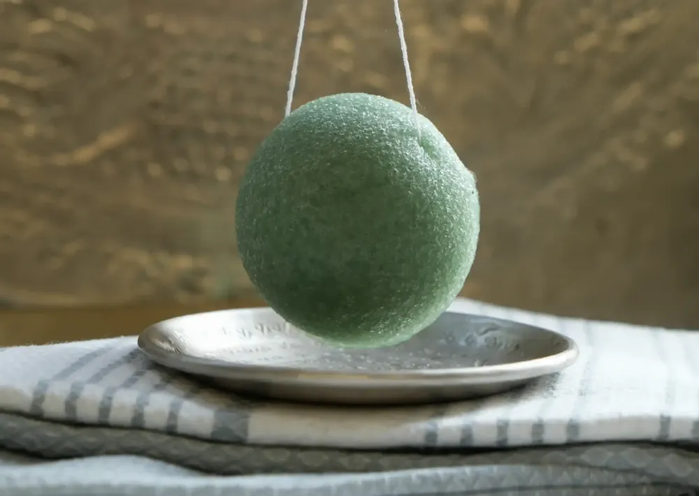 Cosmétiques - EPONGE KONJAC BIOLOGIQUE ENRICHIE À L'ALOE VERA - EN BOITE - KARAWAN AUTHENTIC