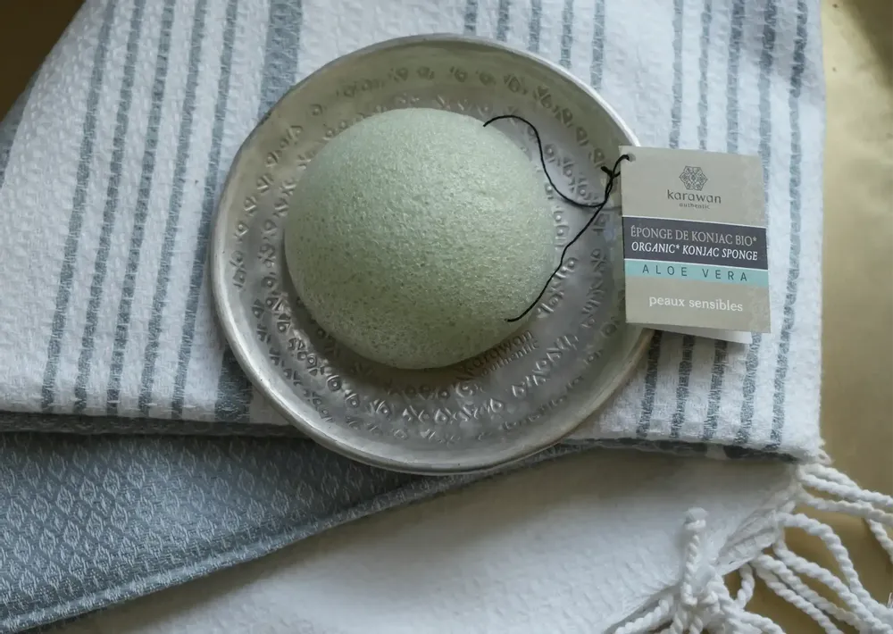 Cosmétiques - EPONGE KONJAC BIOLOGIQUE ENRICHIE À L'ALOE VERA - EN BOITE - KARAWAN AUTHENTIC