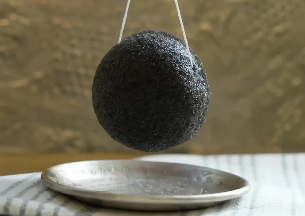 Cosmétiques - EPONGE DE KONJAC BIOLOGIQUE - AU CHARBON DE BAMBOU - EN BOÎTE - KARAWAN AUTHENTIC