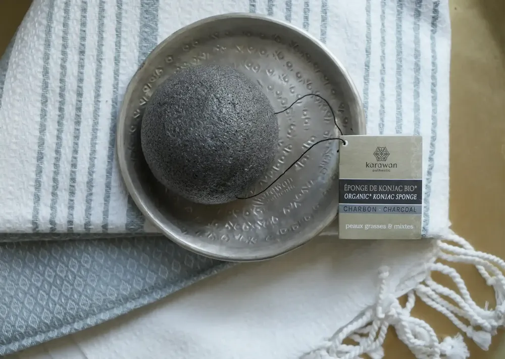 Cosmétiques - EPONGE DE KONJAC BIOLOGIQUE - AU CHARBON DE BAMBOU - EN BOÎTE - KARAWAN AUTHENTIC