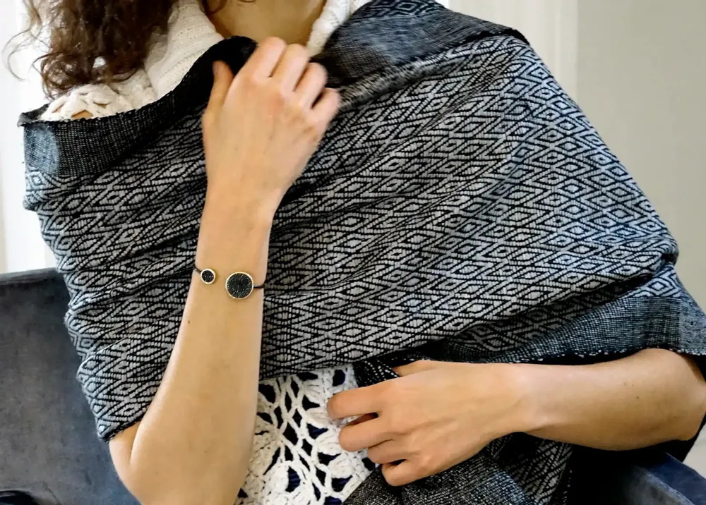 Foulards et écharpes - ETOLE EN SOIE ERI "ESHANI" GRIS ARGENT - KARAWAN AUTHENTIC