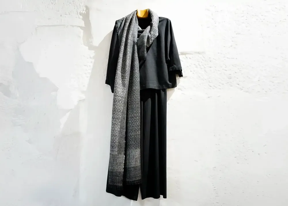 Foulards et écharpes - ETOLE EN SOIE ERI "ESHANI" GRIS ARGENT - KARAWAN AUTHENTIC