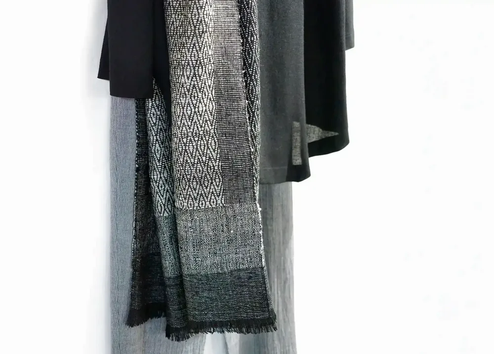 Foulards et écharpes - ETOLE EN SOIE ERI "ESHANI" GRIS ARGENT - KARAWAN AUTHENTIC