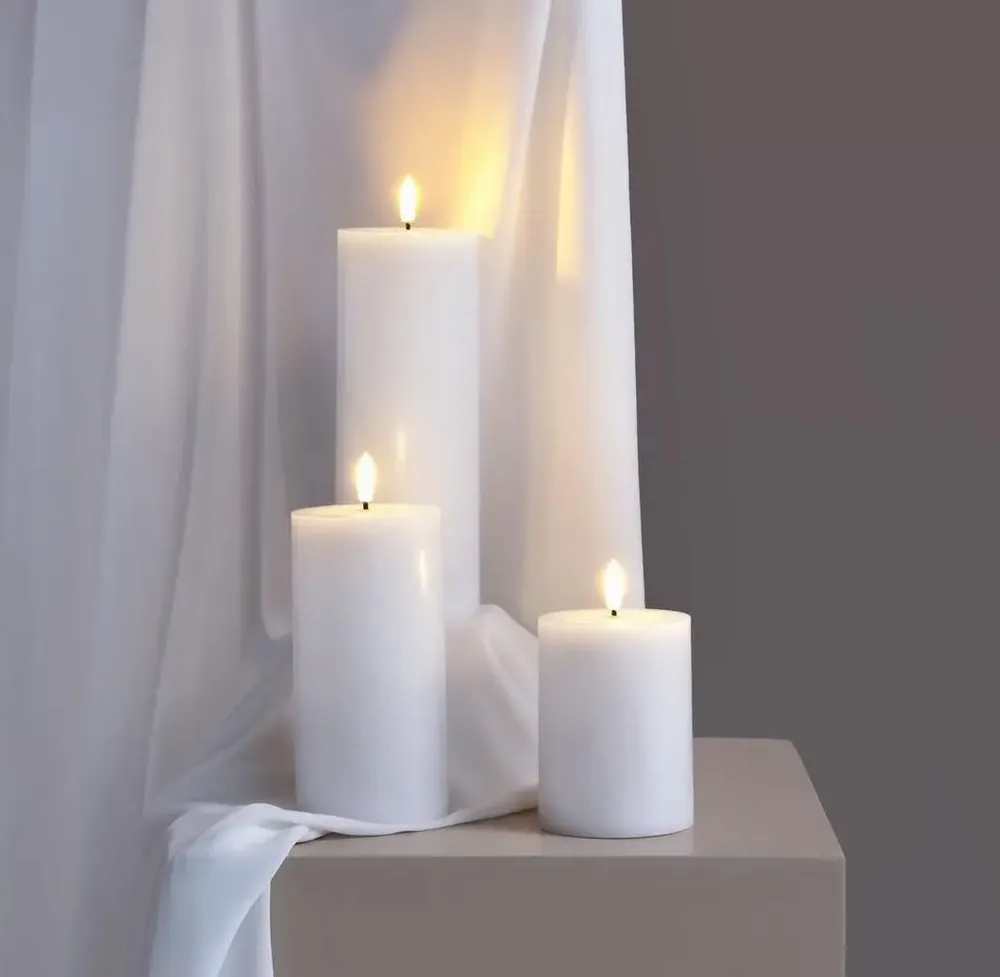 Éclairage LED - Basic Colours Pillar Candles Silk - MOODS & MORE