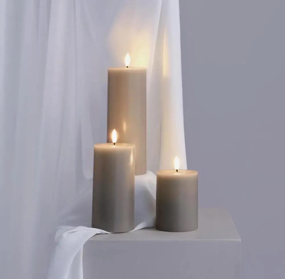 Éclairage LED - Basic Colours Pillar Candles Silk - MOODS & MORE