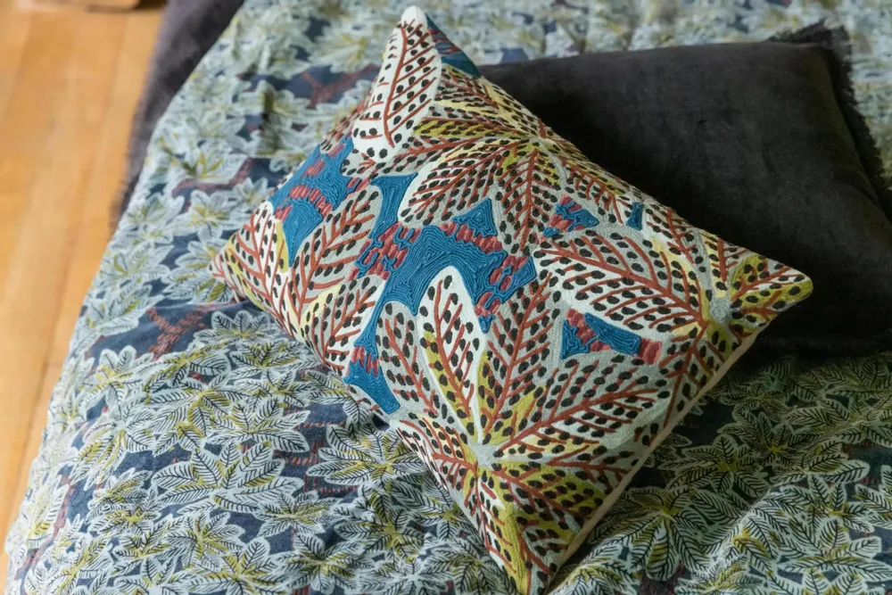 Coussins - Coussin brodé Ariane Pétrole 30 x 50 - MAISON VIVARAISE - SDE VIVARAISE WINKLER