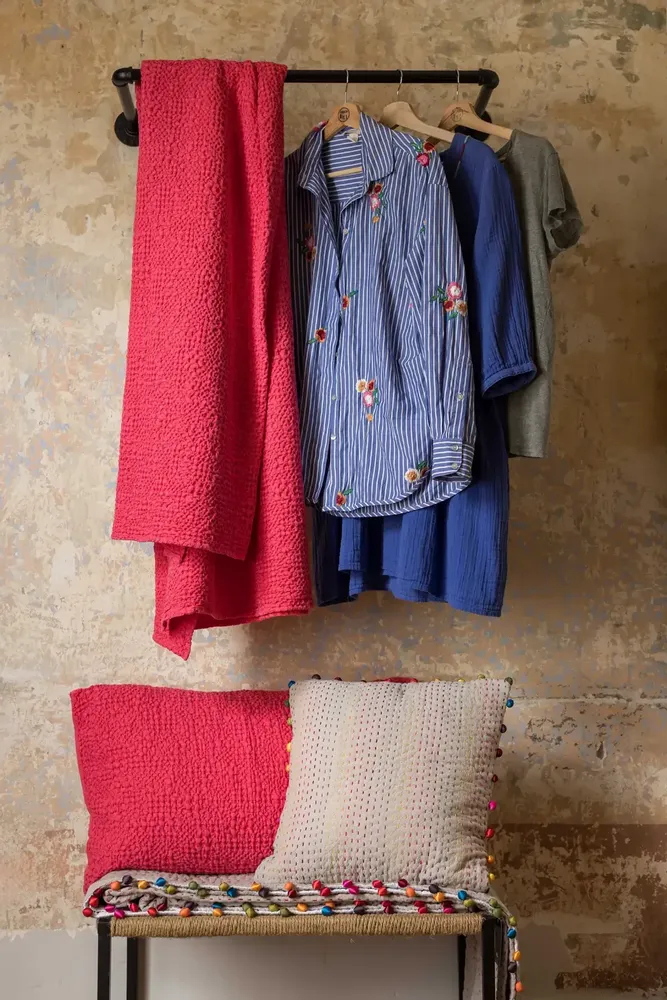 Throw blankets - Tana Throw Blanket Framboise 140 X 200 - MAISON VIVARAISE - SDE VIVARAISE WINKLER