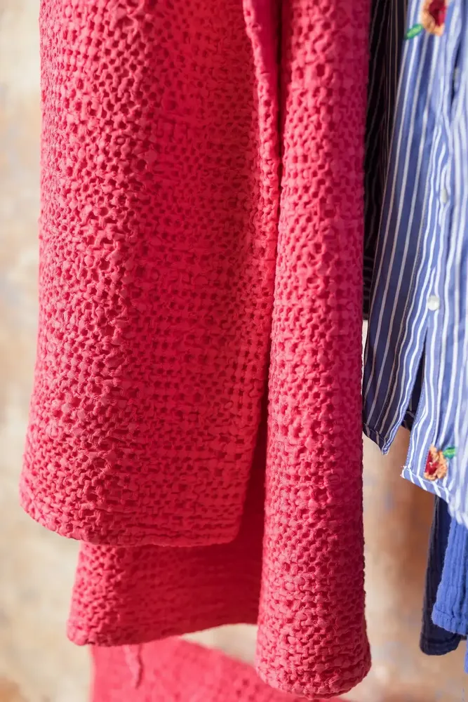 Throw blankets - Tana Throw Blanket Framboise 140 X 200 - MAISON VIVARAISE - SDE VIVARAISE WINKLER