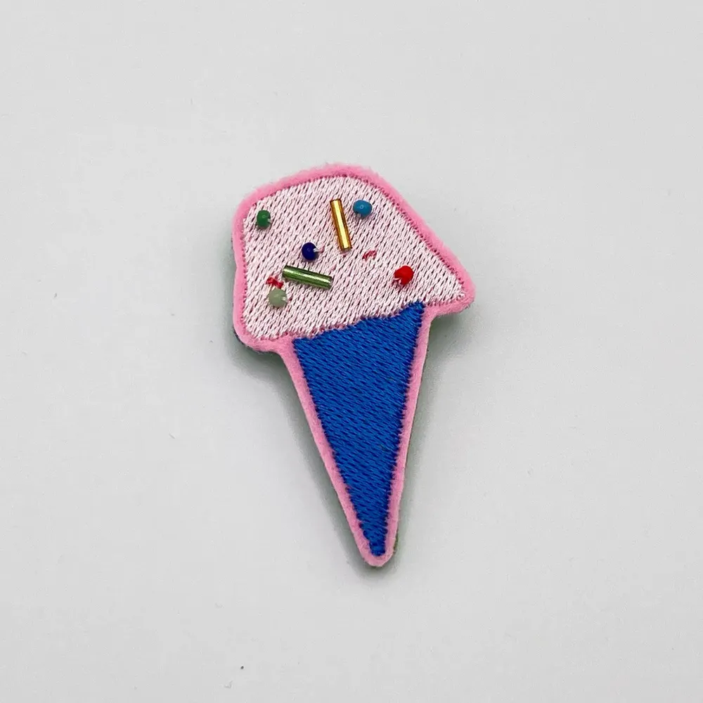 Gifts - Embroidered pin " Ice Cream” - Fun and sparkling handmade accessory - PETIT POIRIER