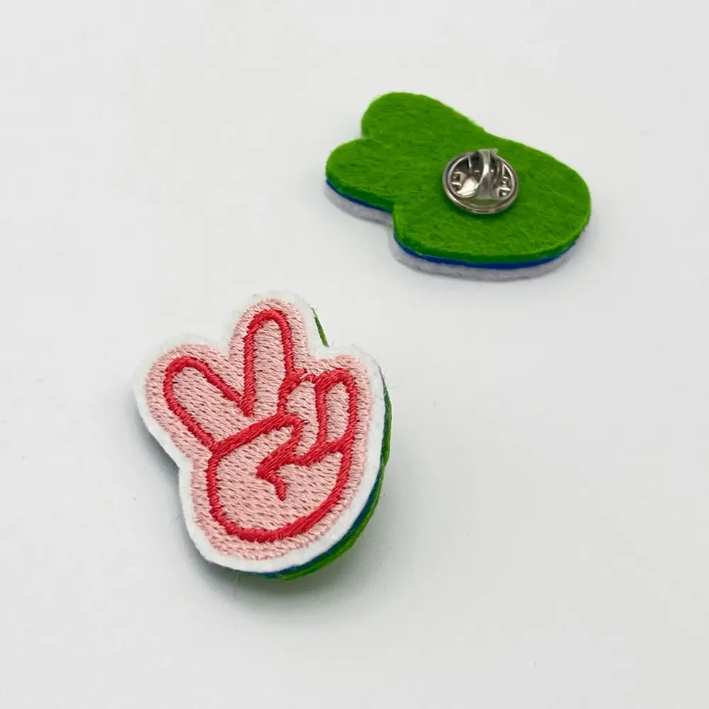 Gifts - Embroidered Pin "Peace" – A bold, meaningful pop touch, handmade in FR - PETIT POIRIER
