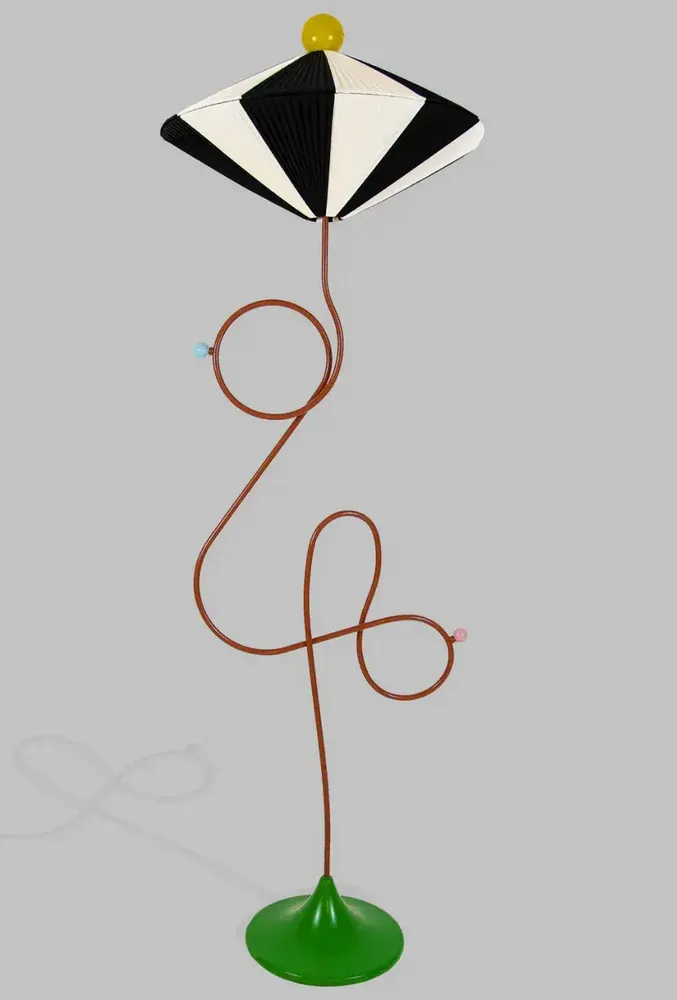 Lampadaires - Lampadaire multicolore Loop 02 en métal et bois par MIRANDA MAKAROFF - TULESTE FACTORY