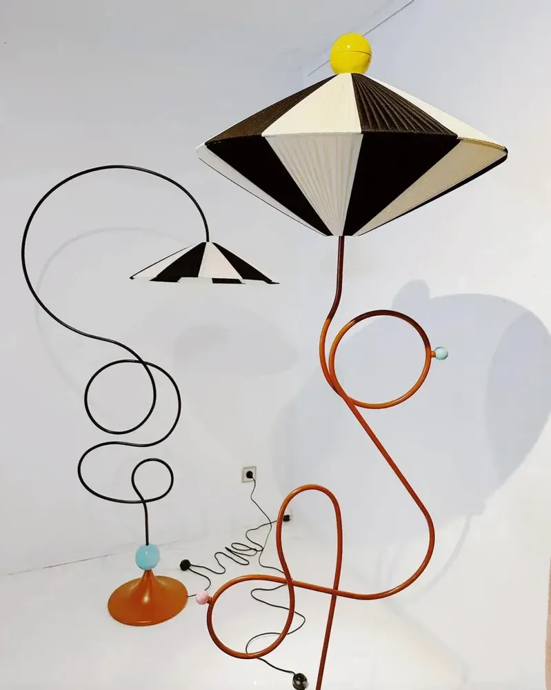 Lampadaires - Lampadaire multicolore Loop 02 en métal et bois par MIRANDA MAKAROFF - TULESTE FACTORY
