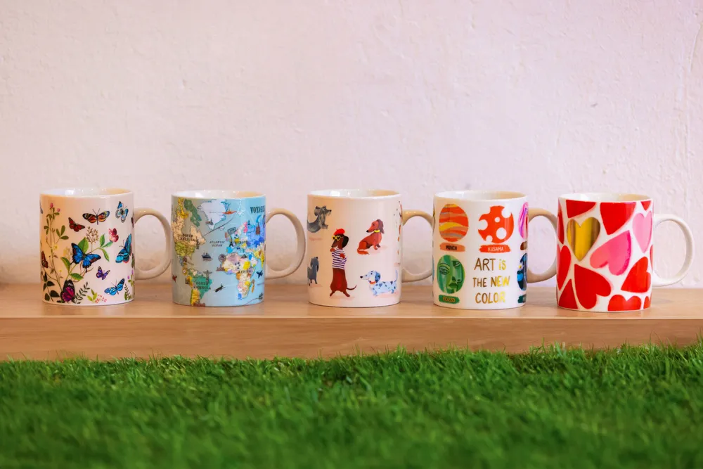 Accessoires thé et café - MUGS en céramique illustrés avec leur boite cadeau et dorure - CARTESDART
