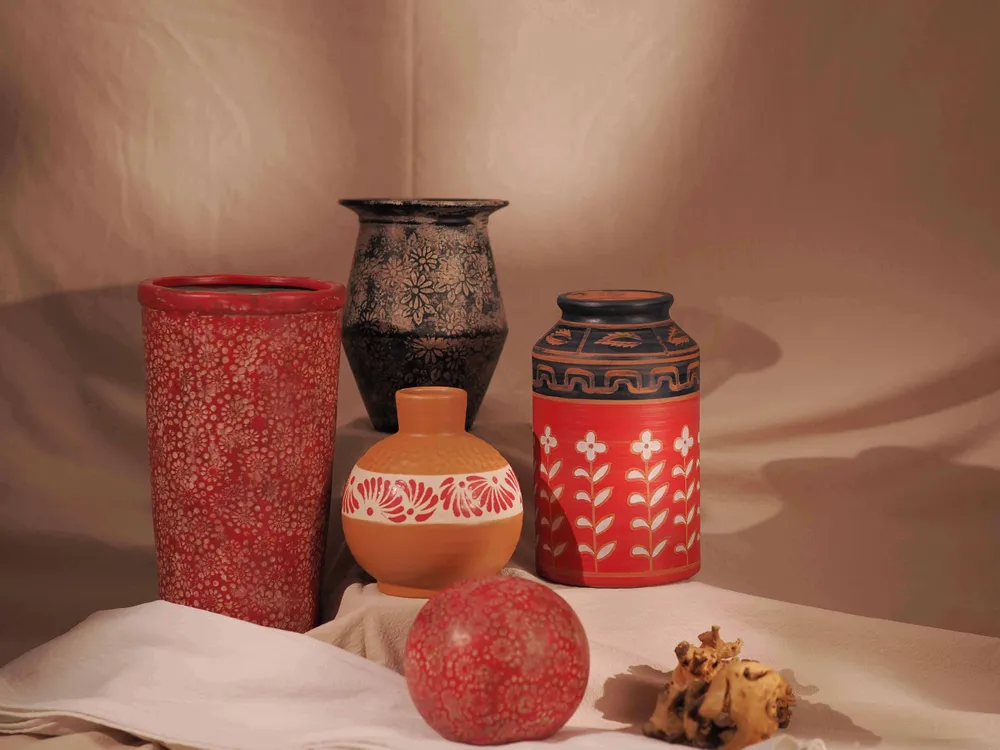 Everyday plates - stoneware meets red - SAPOTA LTD.