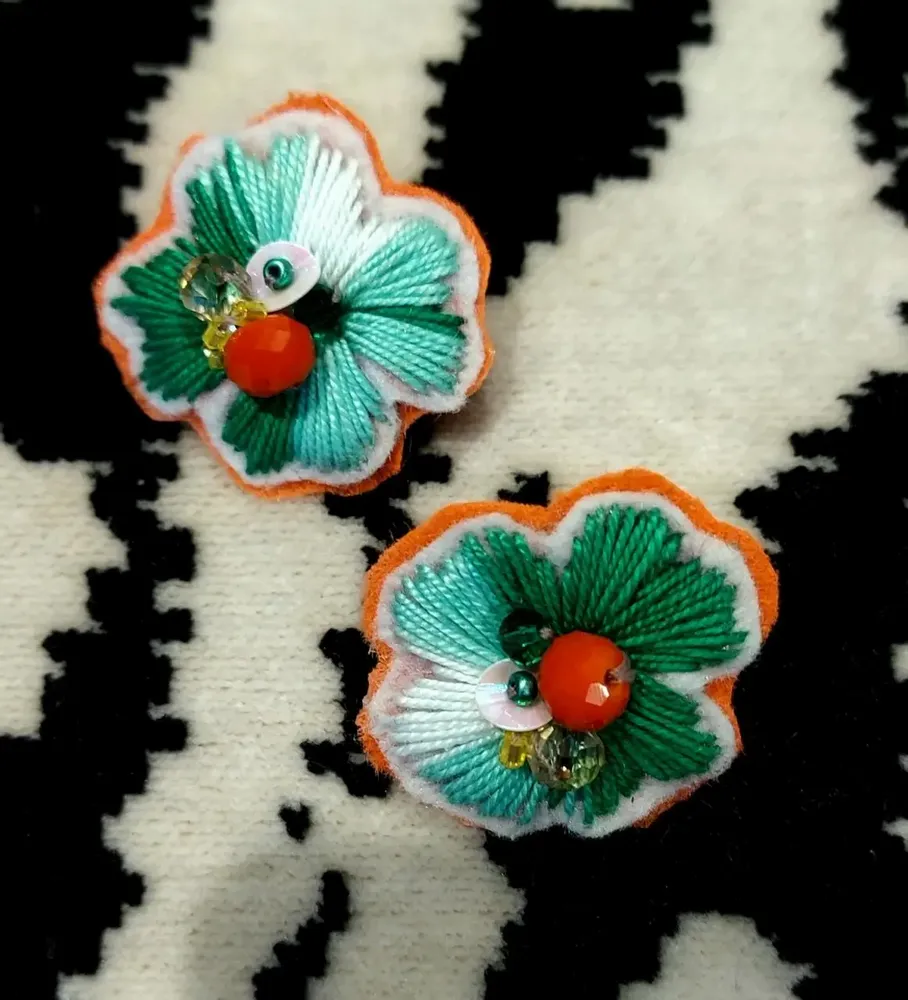 Bijoux - Boucles d'oreilles en forme de fleur - FIL MAIN