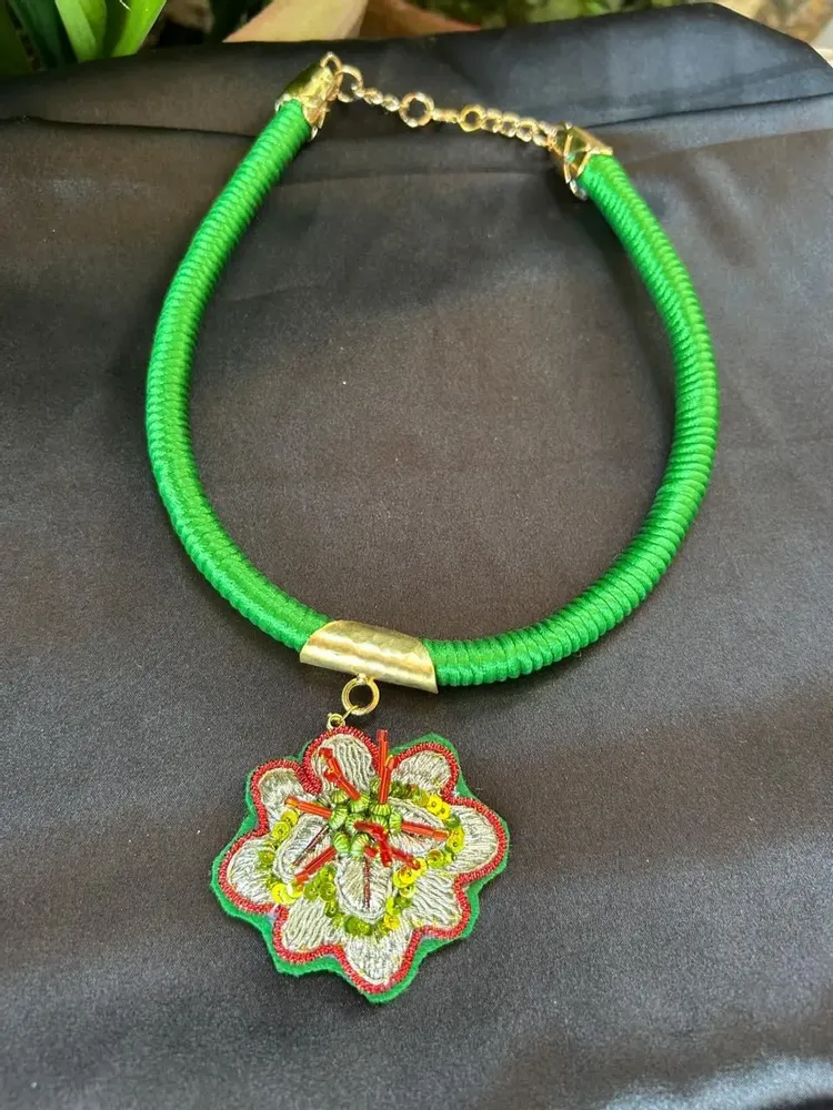 Bijoux - Collier brodé à la main - FIL MAIN