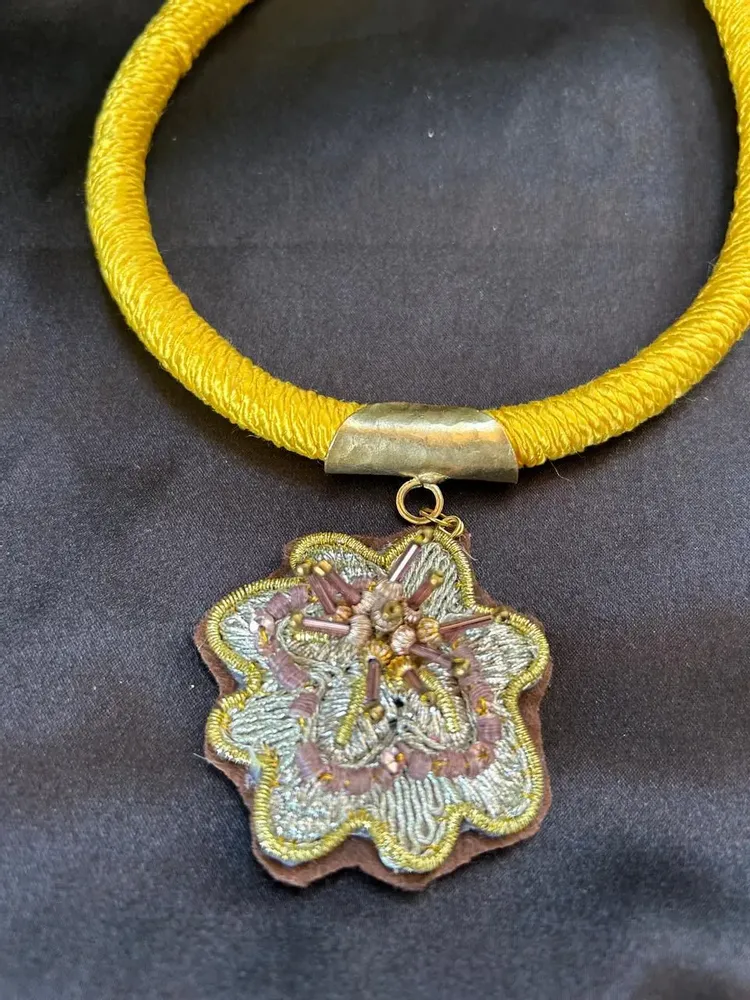 Bijoux - Collier brodé à la main - FIL MAIN