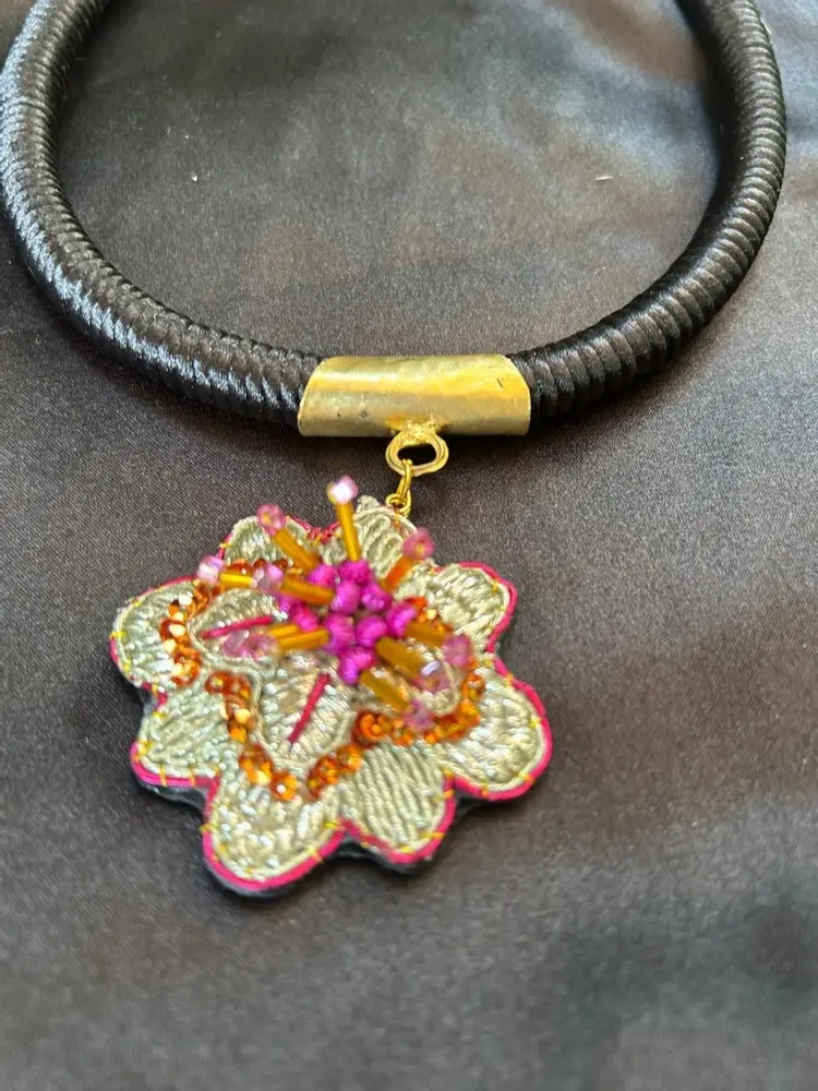 Bijoux - Collier brodé à la main - FIL MAIN