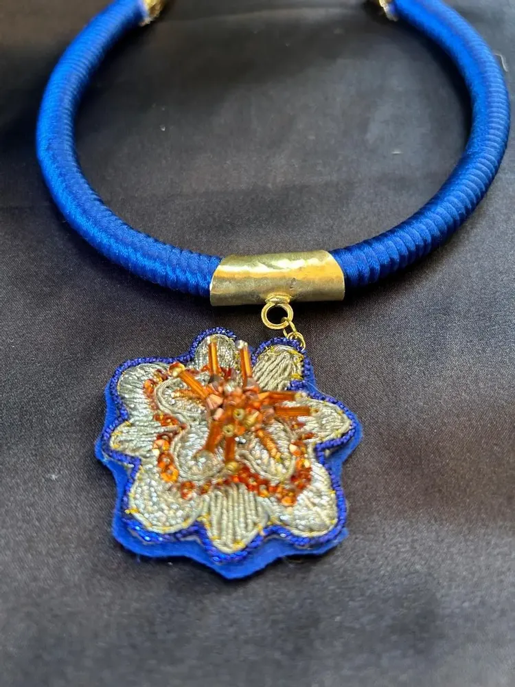 Bijoux - Collier brodé à la main - FIL MAIN