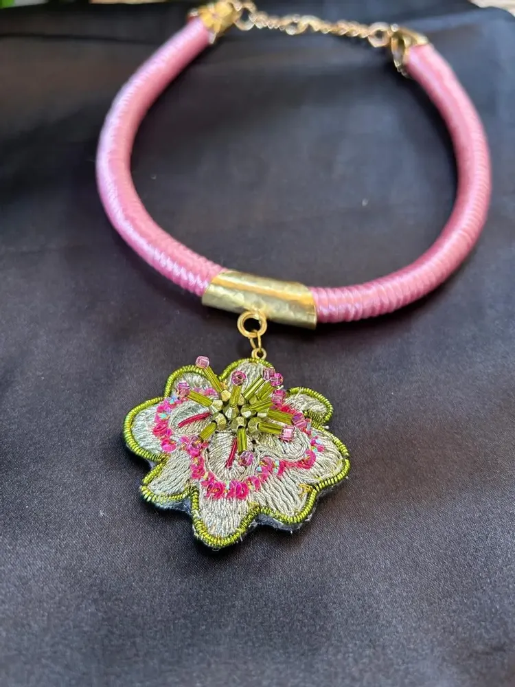 Bijoux - Collier brodé à la main - FIL MAIN