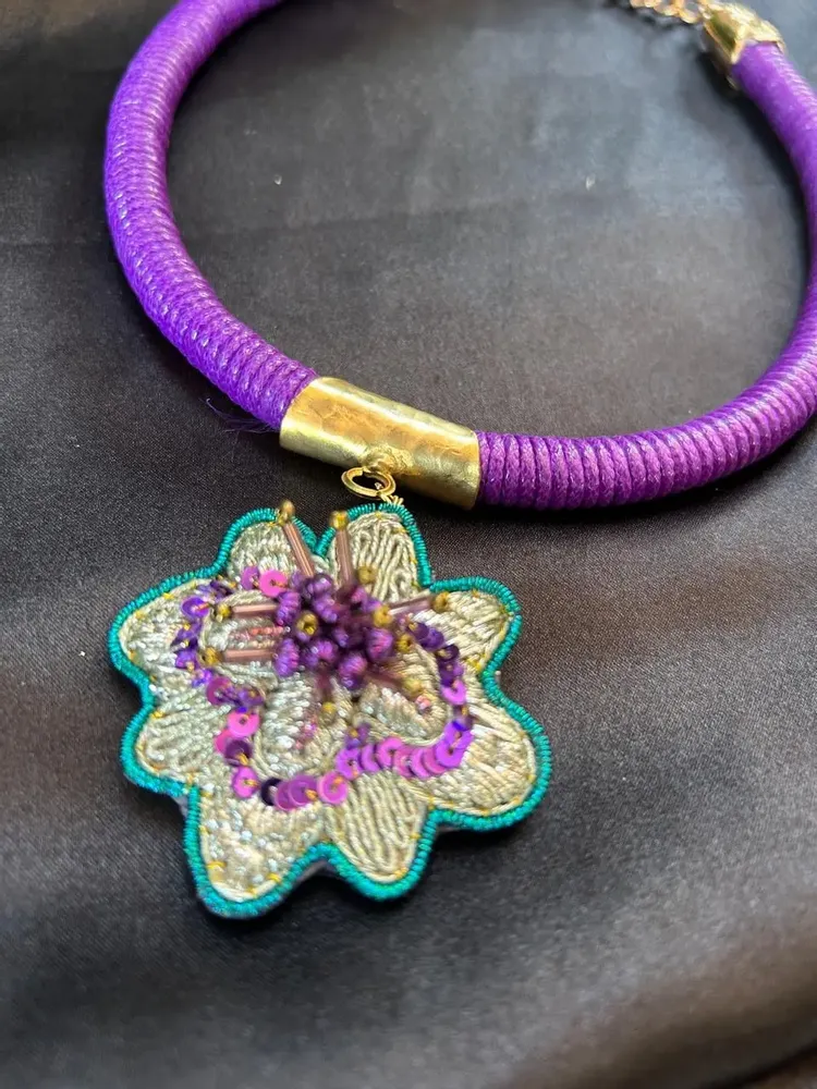 Bijoux - Collier brodé à la main - FIL MAIN