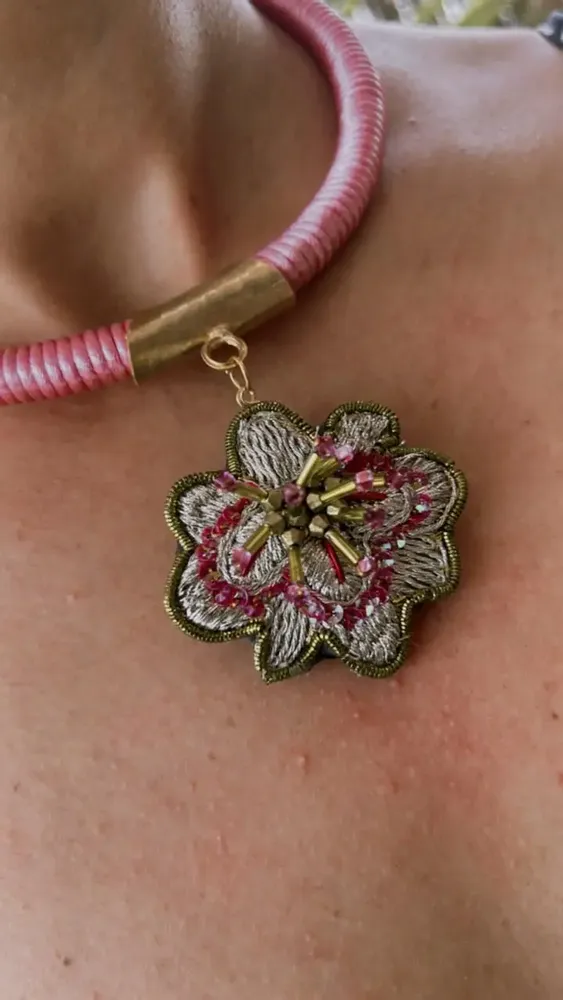 Bijoux - Collier brodé à la main - FIL MAIN