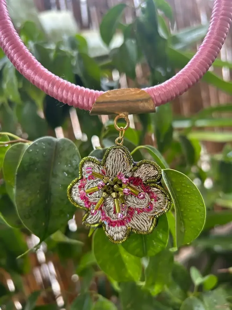 Bijoux - Collier brodé à la main - FIL MAIN