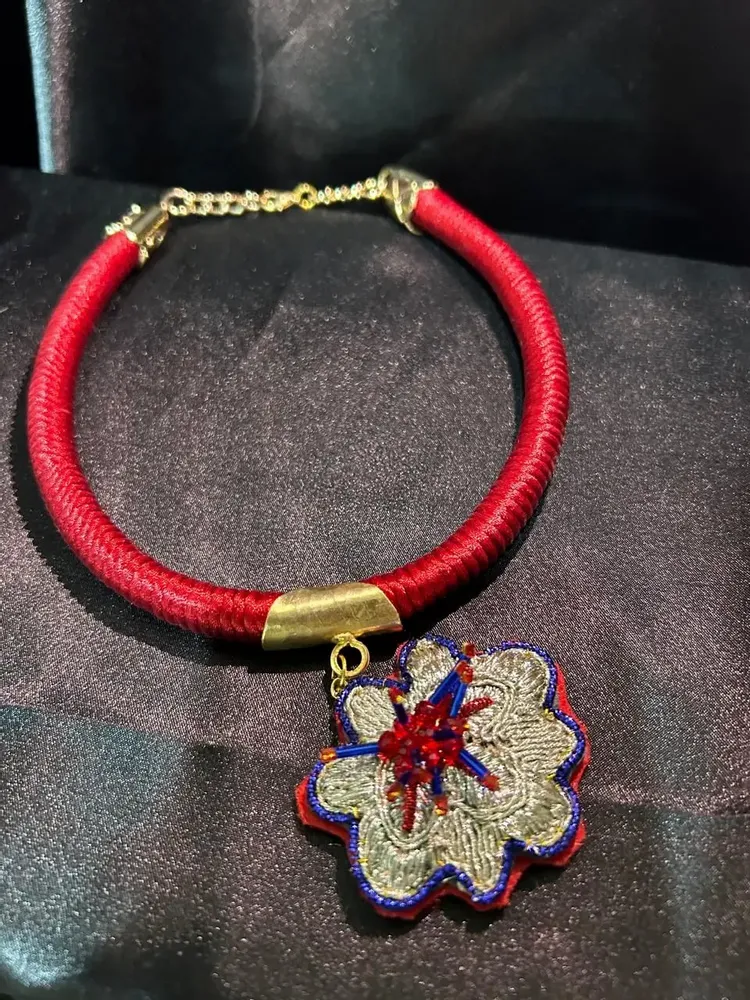 Bijoux - Collier brodé à la main - FIL MAIN