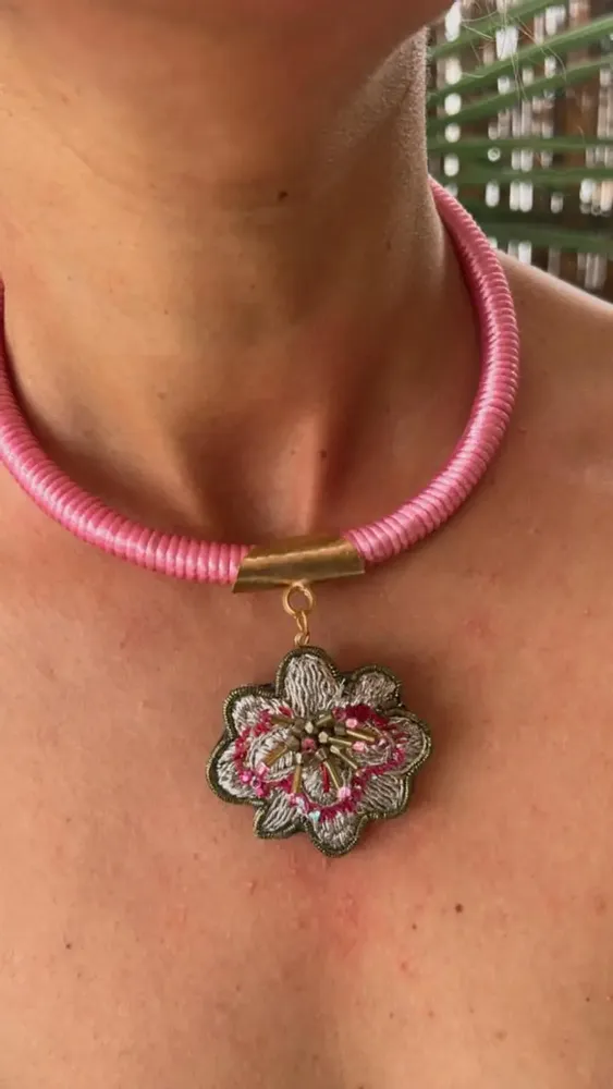 Bijoux - Collier brodé à la main - FIL MAIN