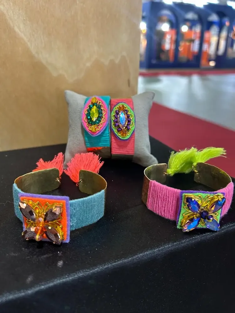 Bracelets - Manchette cuivre martelé brodé - FIL MAIN