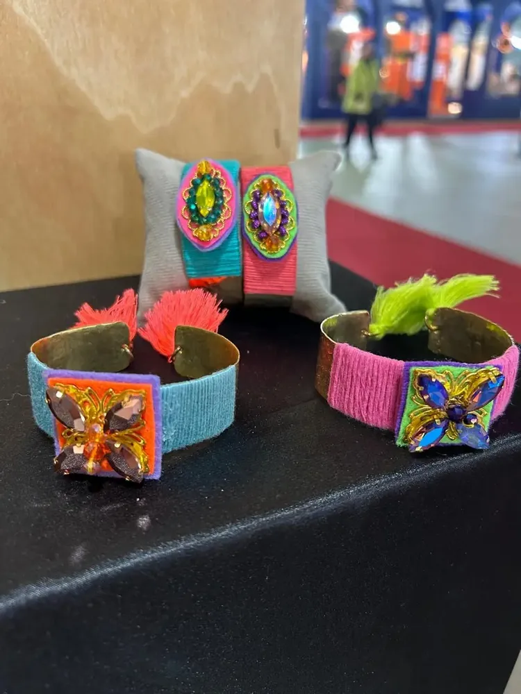 Bracelets - Manchette cuivre martelé brodé - FIL MAIN