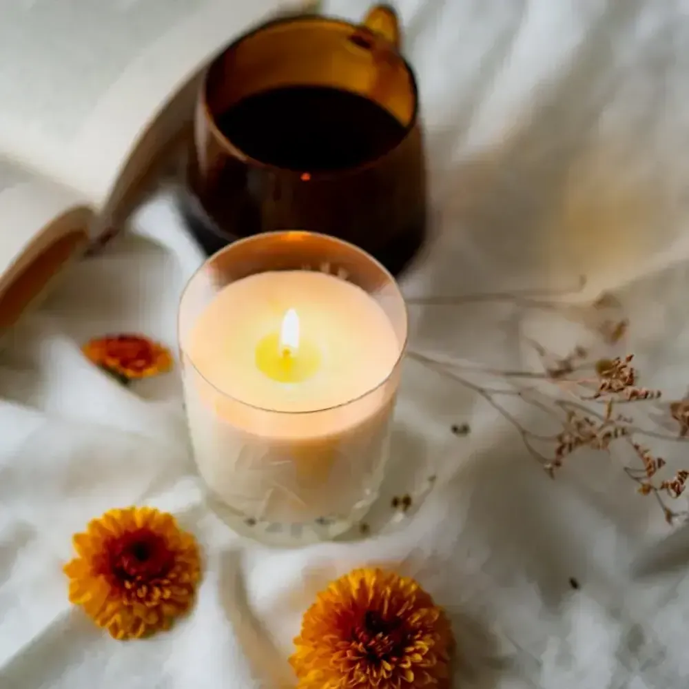 Candlesticks and candle holders - Crystal scented soy candle with a wooden lid and engraving - PEKALLA CRISTAL GLASS