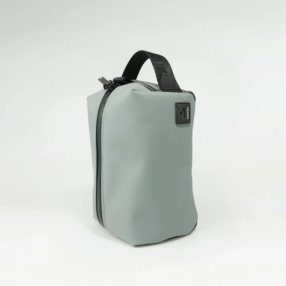 Accessoires de voyage - Trousse de toilette recyclée Entradar Fire Hose - ENTADAR LTD.