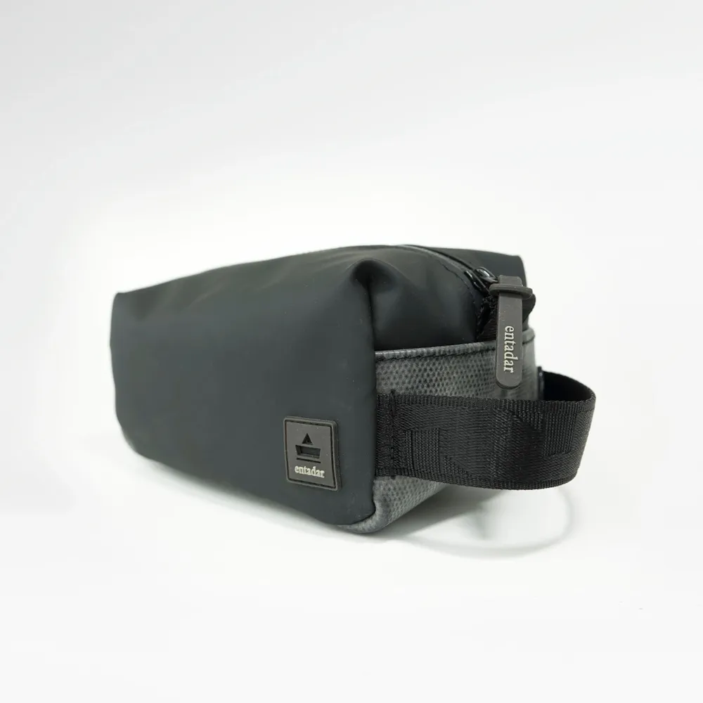Accessoires de voyage - Trousse de toilette recyclée Entradar Fire Hose - ENTADAR LTD.