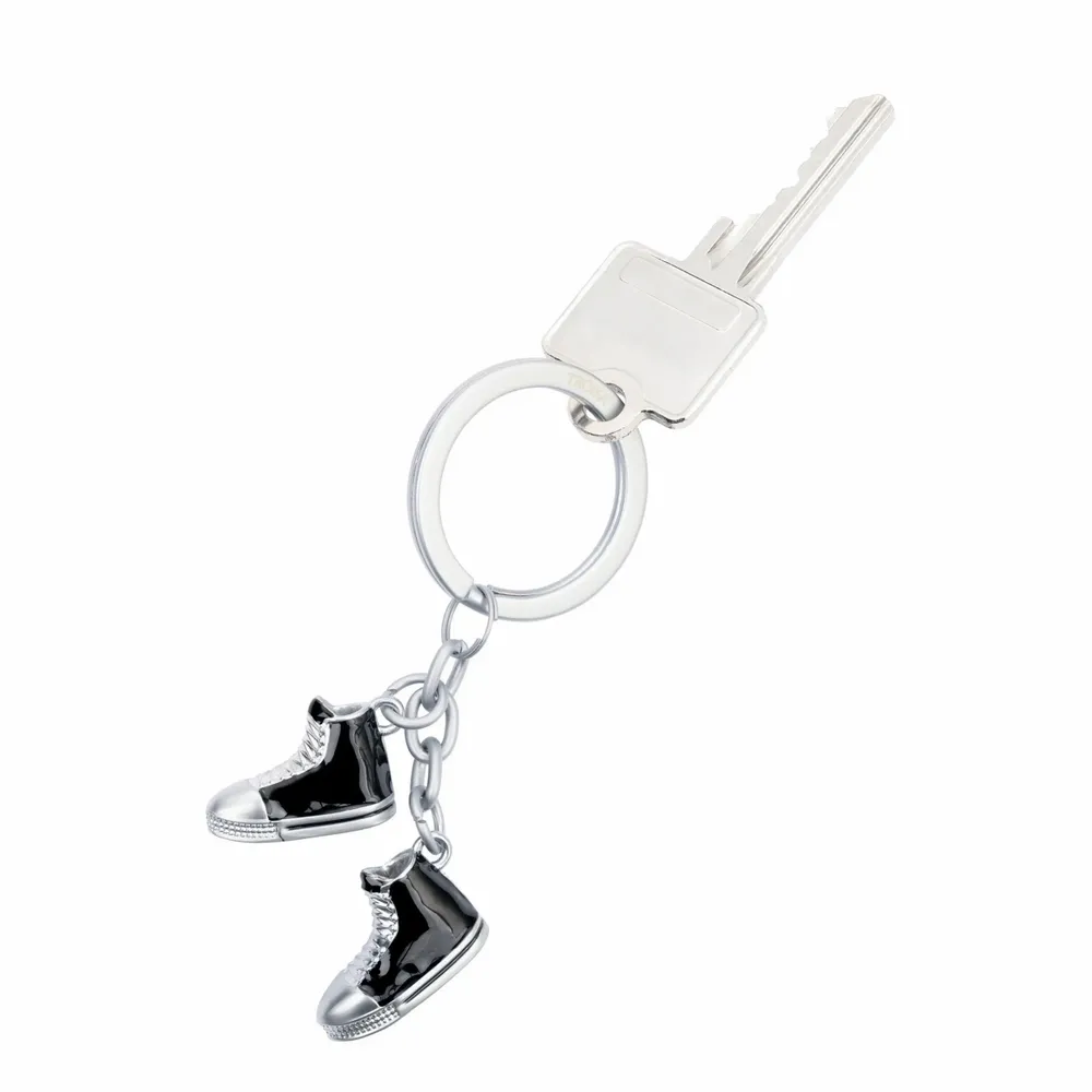 Cadeaux - Porte-clés avec 2 pendentifs : mini ,,CHUCKS'' noirs - TROIKA GERMANY