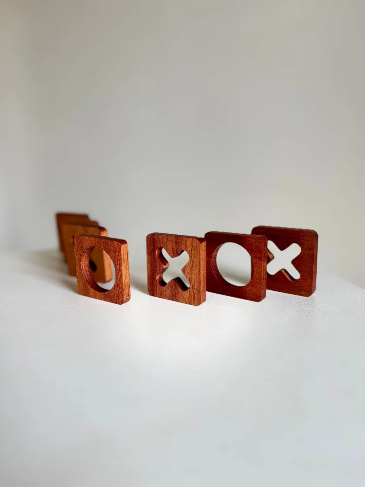 Objets design - TRIS - Ensemble de jeu en bois d'Ovangkol et d'acajou africain - SHALL WE PLAY A GAME?