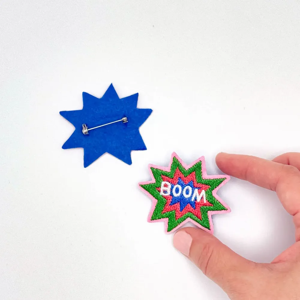Cadeaux - Pin’s brodé "BOOM" – L’étincelle brodée - PETIT POIRIER