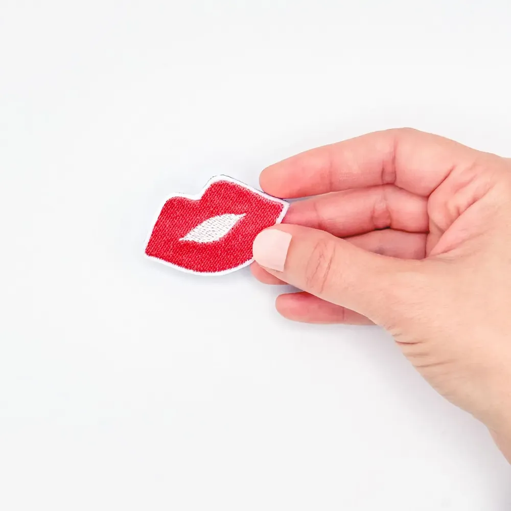 Cadeaux - Broche brodée "KIiss" – Ton talisman Bisou de secours - PETIT POIRIER