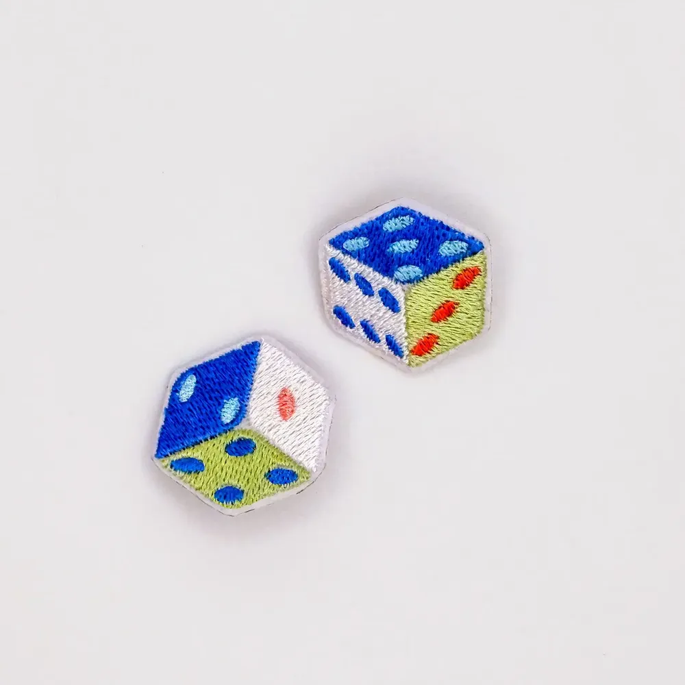 Cadeaux - Pin’s Duo “Dés” – Le hasard à portée de main - PETIT POIRIER