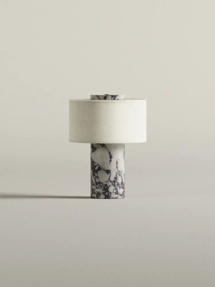 Lampes de bureau  - Auríe Portable Lamp in Linen & Calacatta Viola Marble - BLOSSHOLM