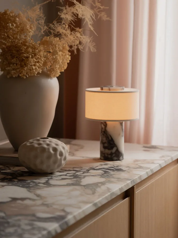 Lampes de bureau  - Auríe Portable Lamp in Linen & Calacatta Viola Marble - BLOSSHOLM