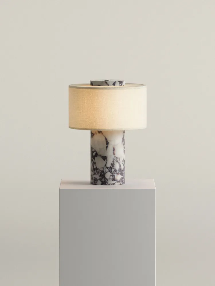 Lampes de bureau  - Auríe Portable Lamp in Linen & Calacatta Viola Marble - BLOSSHOLM