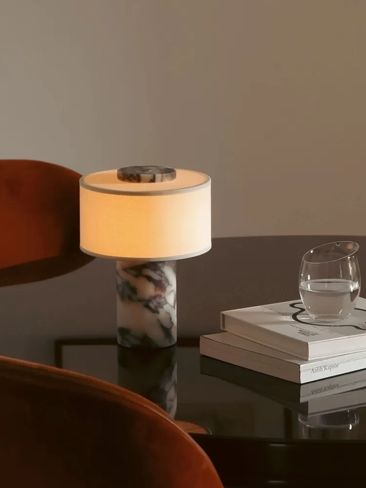 Lampes de bureau  - Auríe Portable Lamp in Linen & Calacatta Viola Marble - BLOSSHOLM