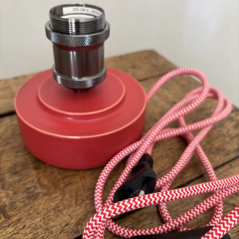Objets de décoration - Pied de Lampe Gaïa Rouge - Ampoule Home - LES POTERIES DE SWANE